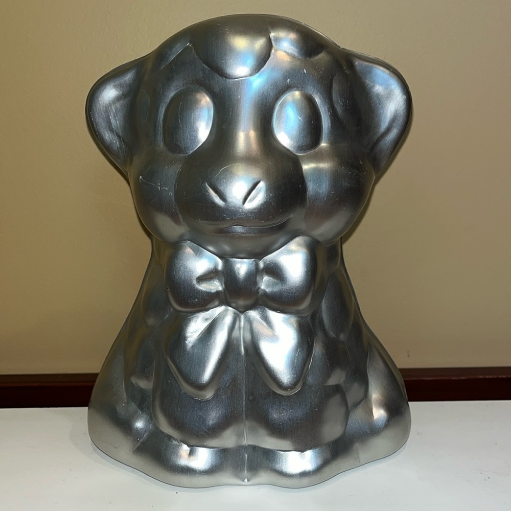 Wilton 1974 Little Lamb cake pan front of lamb only